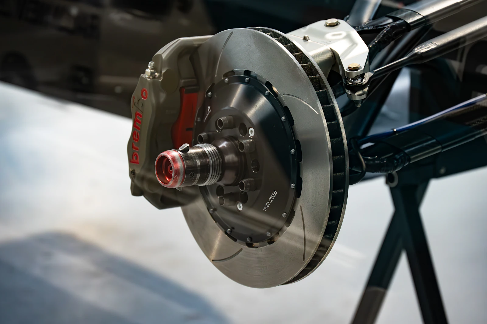 Bremsscheibe mit Bremssattel aus der Nähe